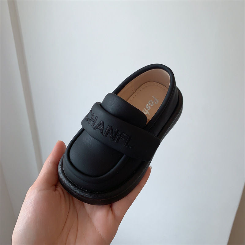 حذاء ولادي بلونين شانيل